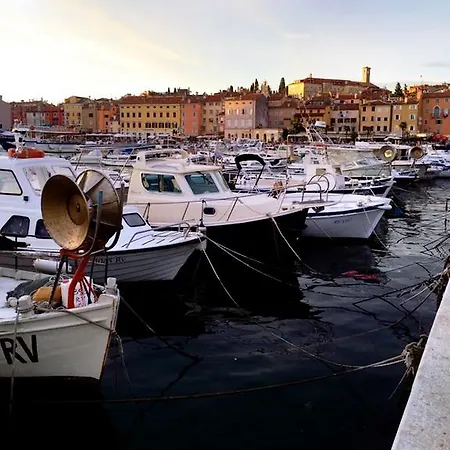 Superb Townhouse Montalbano רוביני