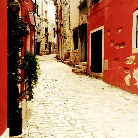 Superb Townhouse Villa Montalbano