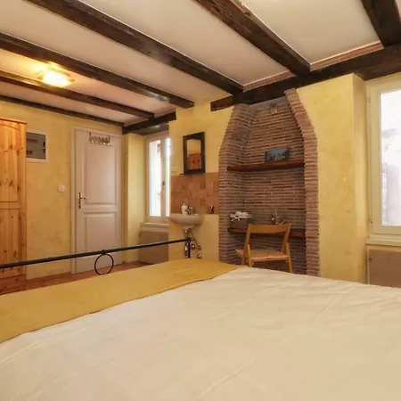 Superb Townhouse Montalbano *