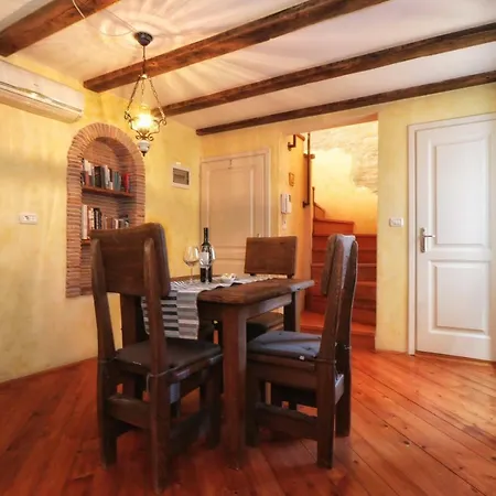 Apartment Superb Townhouse Villa Montalbano *