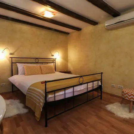 Superb Townhouse Villa Montalbano