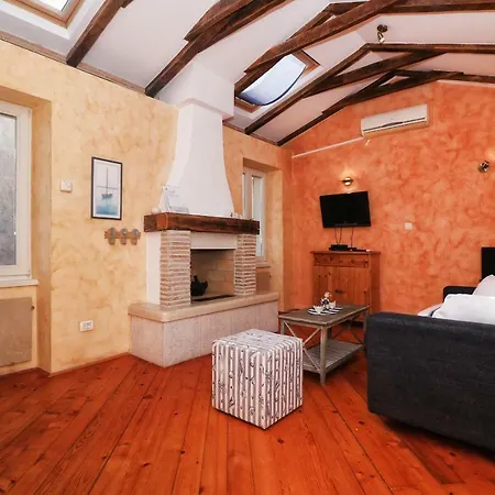 Superb Townhouse Montalbano Apartament