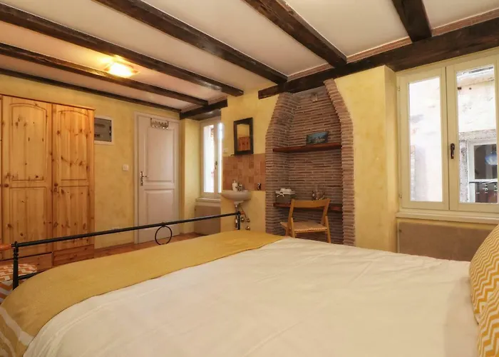 Superb Townhouse Montalbano *